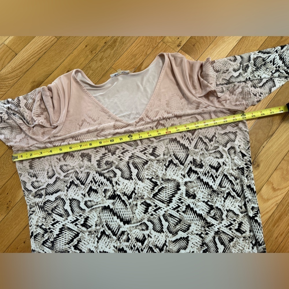 Calvin Klein Womens Top Plus Size 1X Snakeskin Stretch V-Neck 3/4 Petal Sleeves - Picture 6 of 11